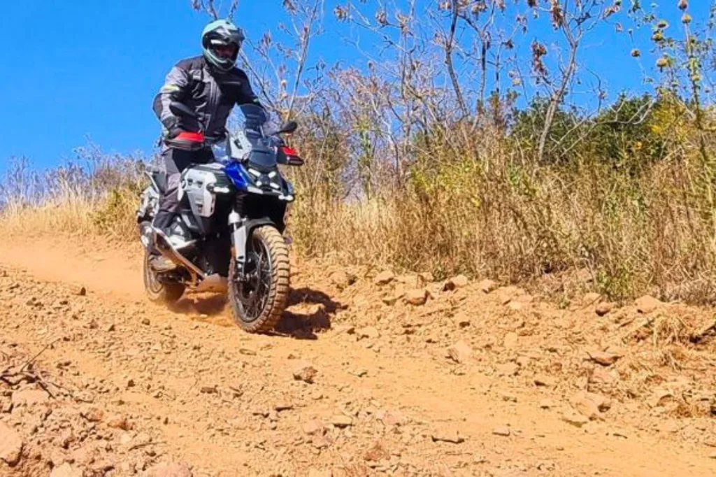 The ADV Weight Race: 1300cc Heavyweights vs. The Mid-Weight Rebels